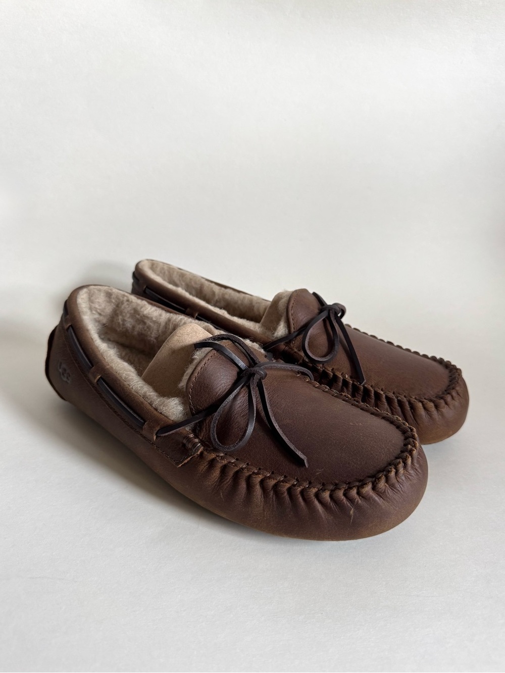 NIB UGG Men’s Chestnut Brown Soft Leather Olsen Slippers